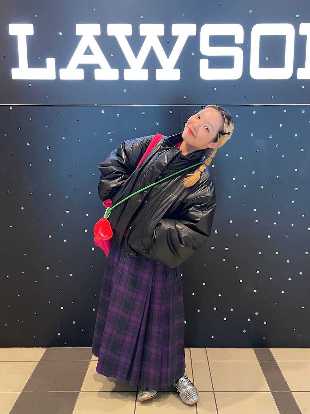 パープル系のスカート、ブラック系のブルゾン、シルバー系のリングを着用したレディースの秋コーディネートの2枚目の写真