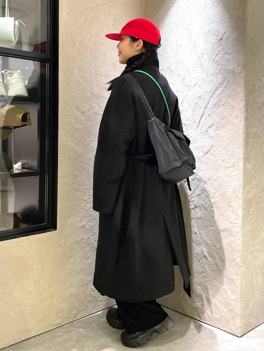 「個性派、ヴィンテージ、カジュアル、春コーデ、着痩せ、差し色コーデ、高見え、ラフ、ミリタリー、LOWRYS FARM、着痩せ・細見え、コート、アウター、冬コーデ、冬アウター」|「LOWRYS FARMのウールライクスタンドコート 116473(ステンカラーコート、ブラック系)」を使った、kureha さん(レディース・158cm)の秋コーディネートの2枚目の写真