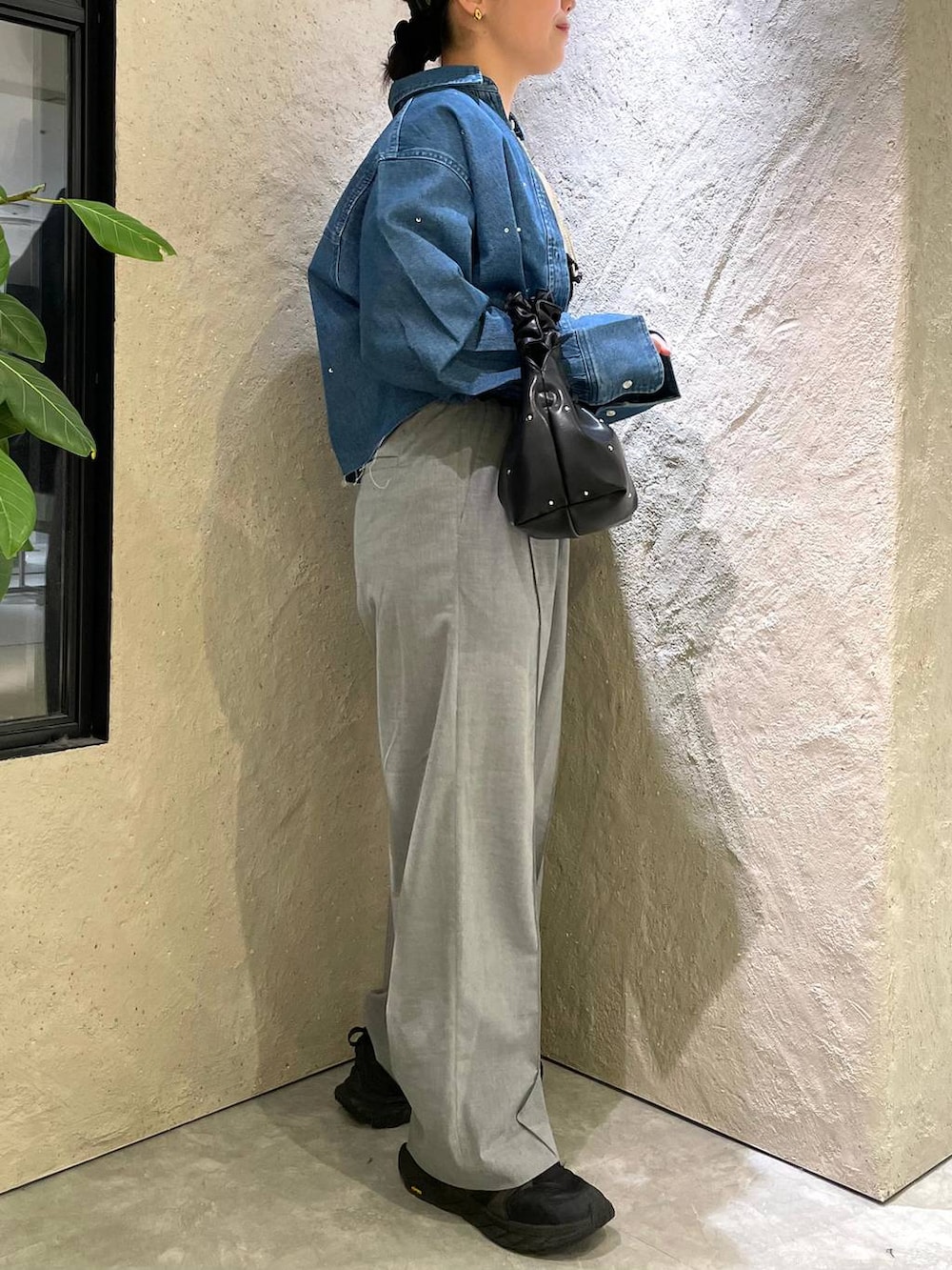 ブラック系のハンドバッグ、ブラック系のTシャツ/カットソー、ブルー系のシャツ/ブラウスを着用したレディースの春コーディネートの5枚目の写真