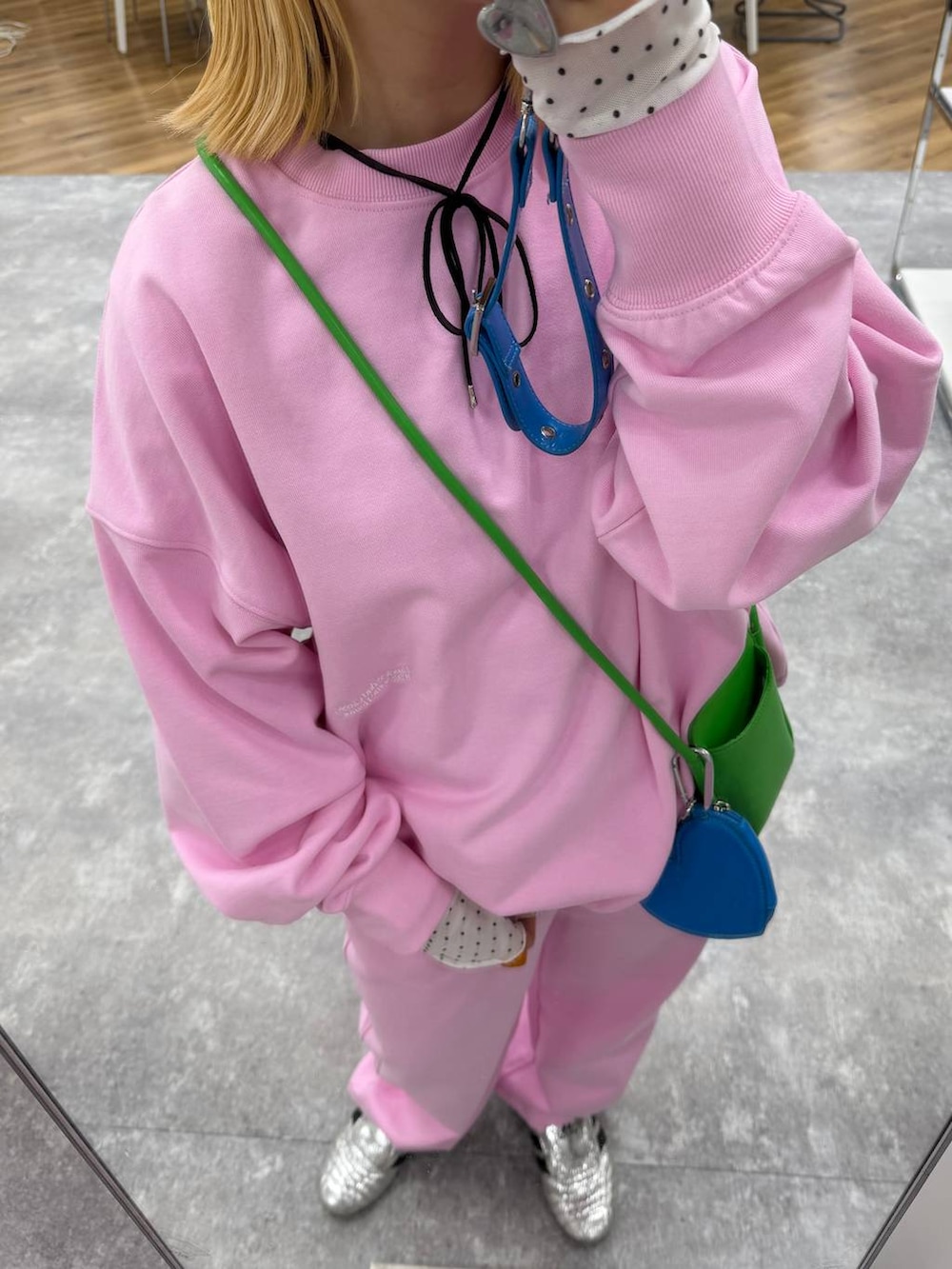 ピンク系のスウェットパンツ、ピンク系のスウェット、シルバー系のリングを着用したレディースの春コーディネートの2枚目の写真