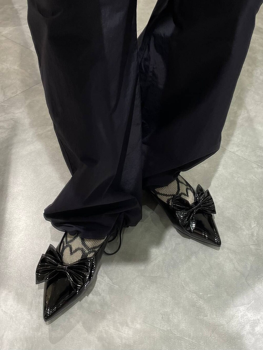 ブラック系のトートバッグ、ブラック系のパンプス、ピンク系のシャツ/ブラウスを着用したレディースの春コーディネートの9枚目の写真