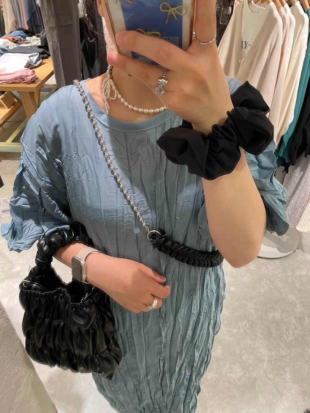 ブラック系のサンダル、ブラック系のショルダーバッグ、ブルー系のワンピースを着用したレディースの夏コーディネートの7枚目の写真