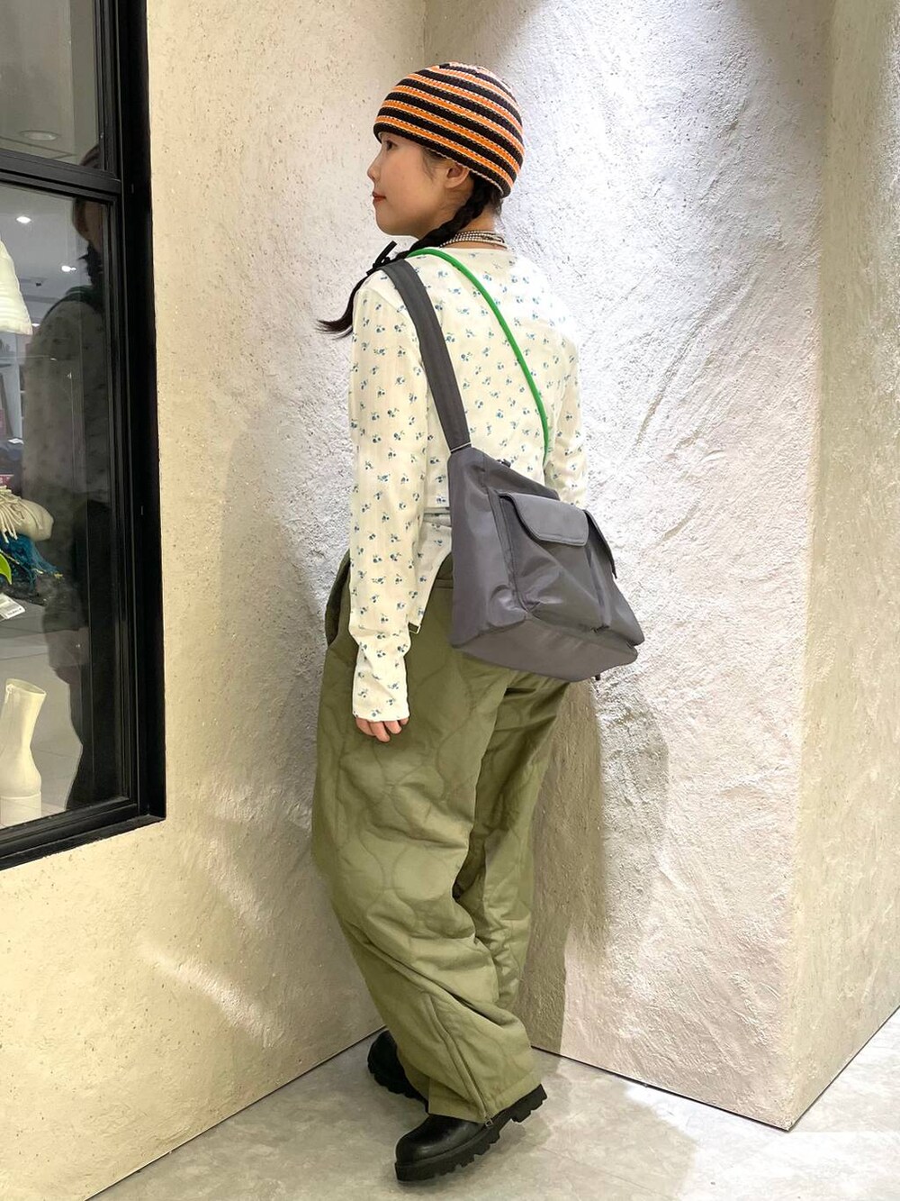 グリーン系のその他パンツ、ブラック系のキャミソール、ブラック系のブーツを着用したレディースの冬コーディネートの4枚目の写真