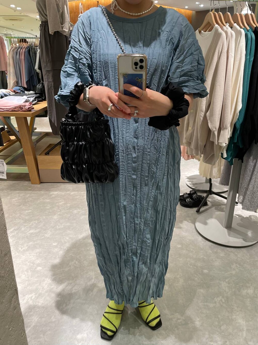 ブラック系のサンダル、ブラック系のショルダーバッグ、ブルー系のワンピースを着用したレディースの夏コーディネートの8枚目の写真