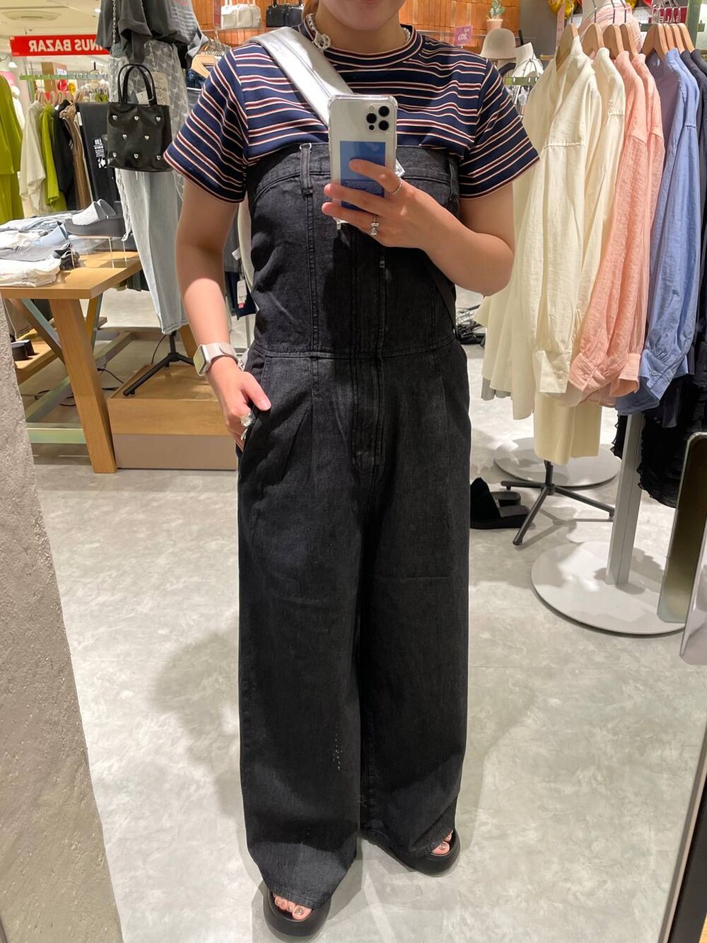 ブラック系のサンダル、ブルー系のTシャツ/カットソー、シルバー系のショルダーバッグを着用したレディースの夏コーディネートの9枚目の写真