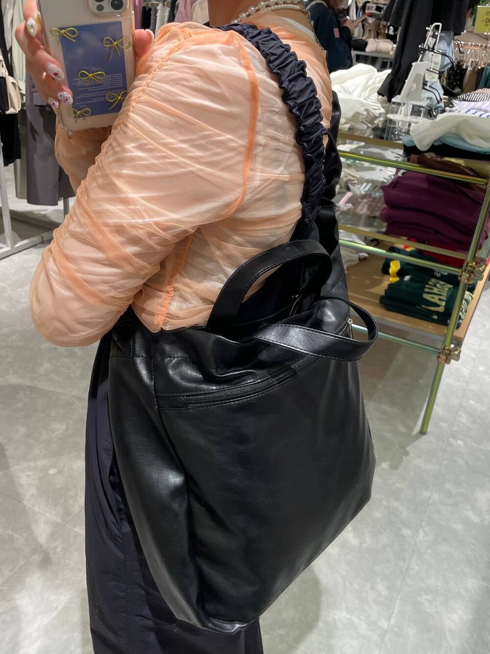 ブラック系のトートバッグ、ブラック系のパンプス、ピンク系のシャツ/ブラウスを着用したレディースの春コーディネートの8枚目の写真