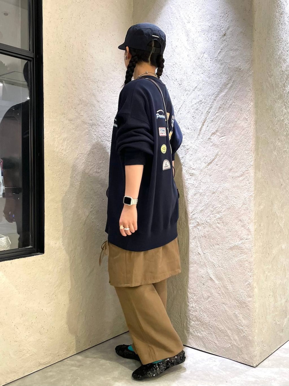 ブラウン系のショルダーバッグ、ブルー系のスウェット、ブラック系のバレエシューズを着用したレディースの秋コーディネートの3枚目の写真