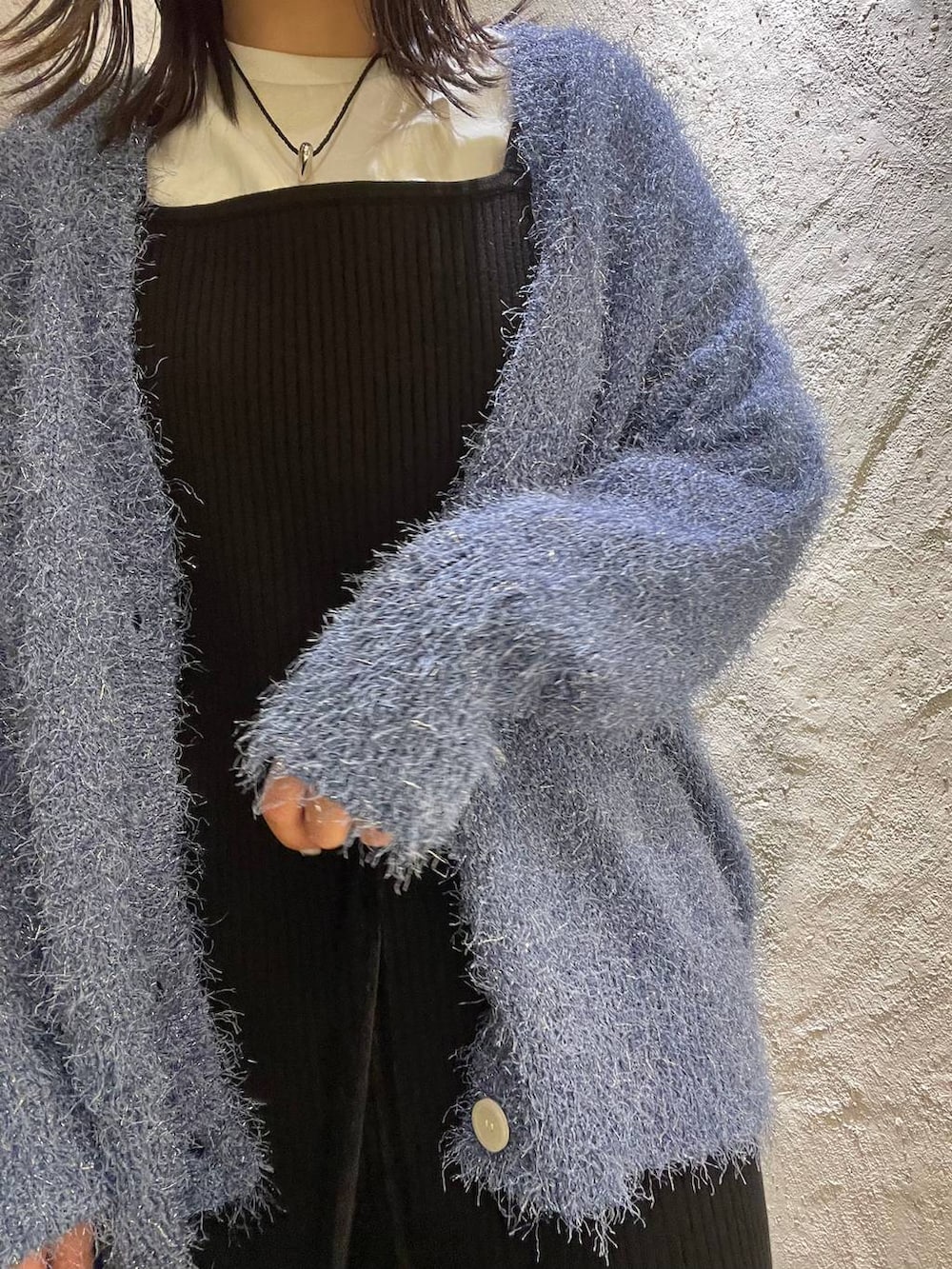 ブラック系のハンドバッグ、ホワイト系のTシャツ/カットソー、ブラック系のつなぎ/オールインワンを着用したレディースの冬コーディネートの5枚目の写真