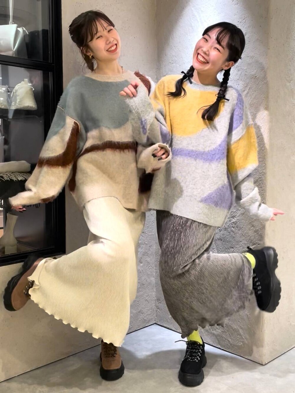 ホワイト系のニット/セーター、グレー系のニット/セーター、ブラック系のスニーカーを着用したレディースの冬コーディネートの2枚目の写真