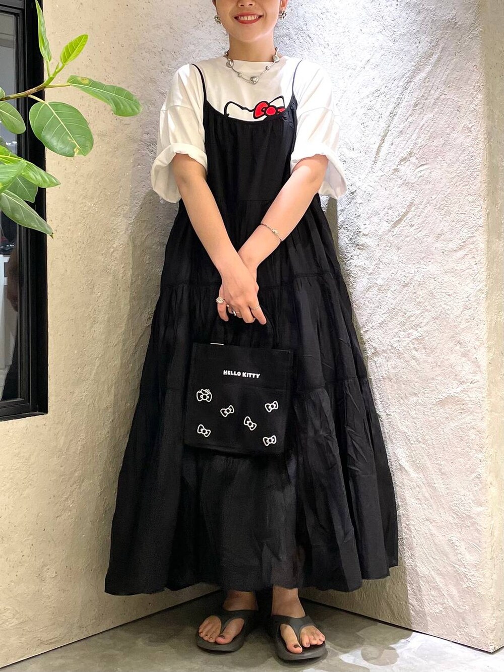 「個性派、ヴィンテージ、カジュアル、春コーデ、着痩せ、差し色コーデ、高見え、ラフ、ミリタリー、LOWRYS FARM、着痩せ・細見え、Tシャツ、ワンピース、キャミワンピース、夏コーデ」｜「LOWRYS FARMのコットンボイルサマードレス　126520（ワンピース、ブラック系）」を使った、kureha さん（レディース・158cm）の夏コーディネートの2枚目の写真