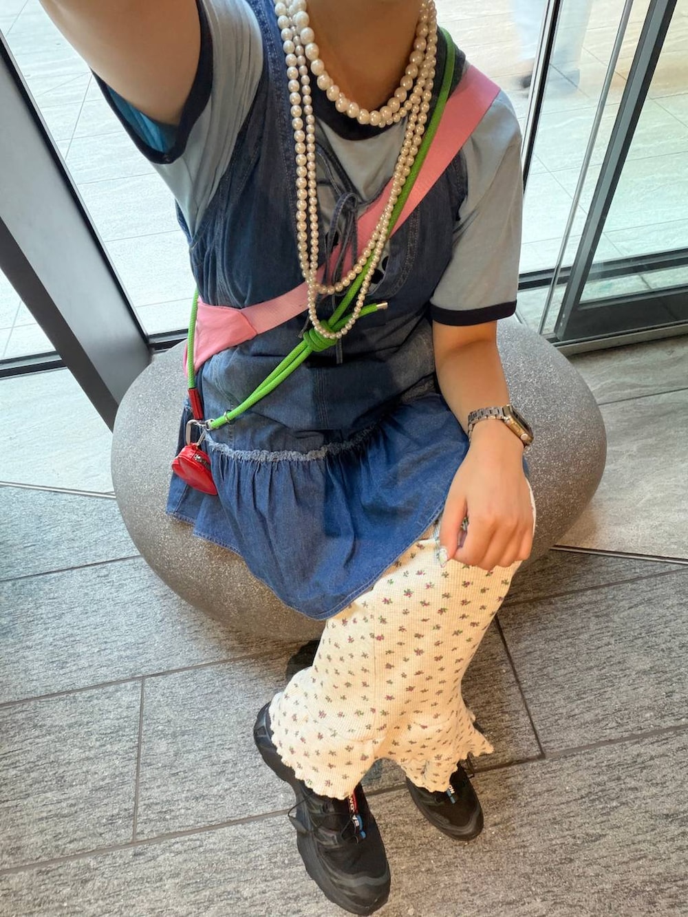 ピンク系のショルダーバッグ、グレー系のその他パンツ、ブルー系のTシャツ/カットソーを着用したレディースの夏コーディネートの8枚目の写真