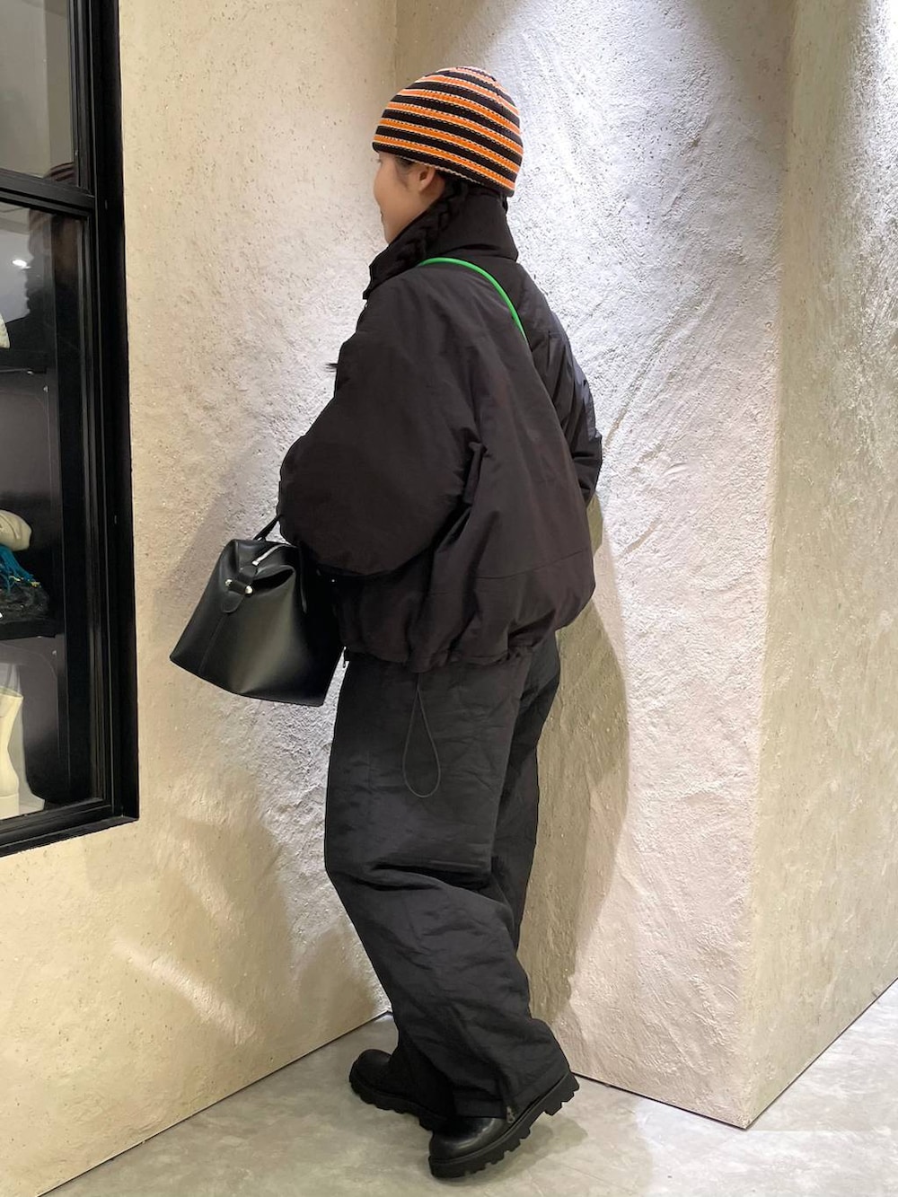ブラック系のその他パンツ、ブラック系のその他アウター、ブラック系のブーツを着用したレディースの冬コーディネートの7枚目の写真