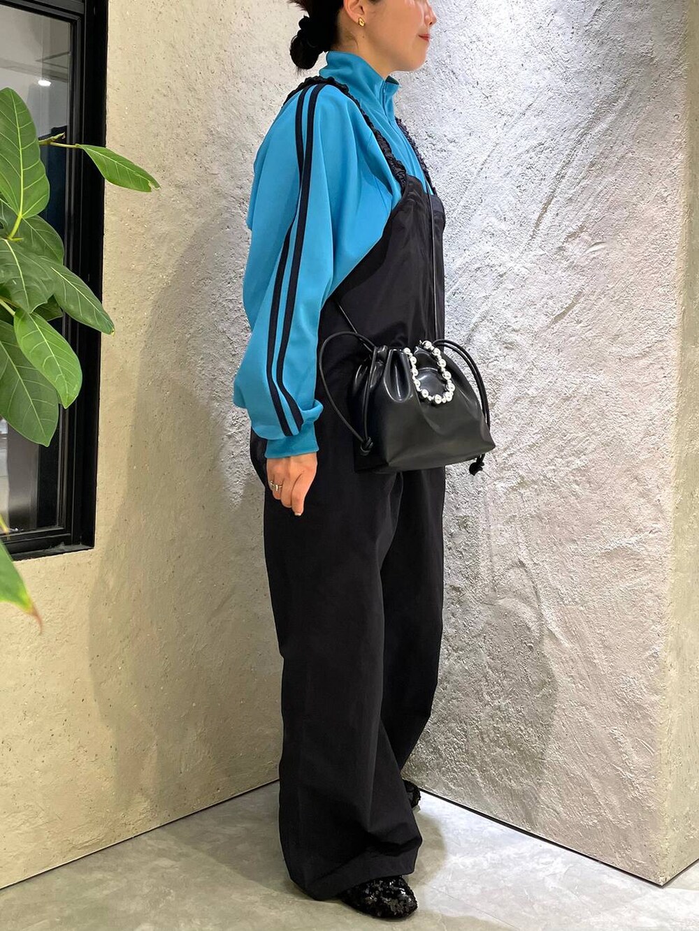 ブラック系のショルダーバッグ、ブルー系のサロペット/オーバーオール、ブルー系のTシャツ/カットソーを着用したレディースの春コーディネートの7枚目の写真