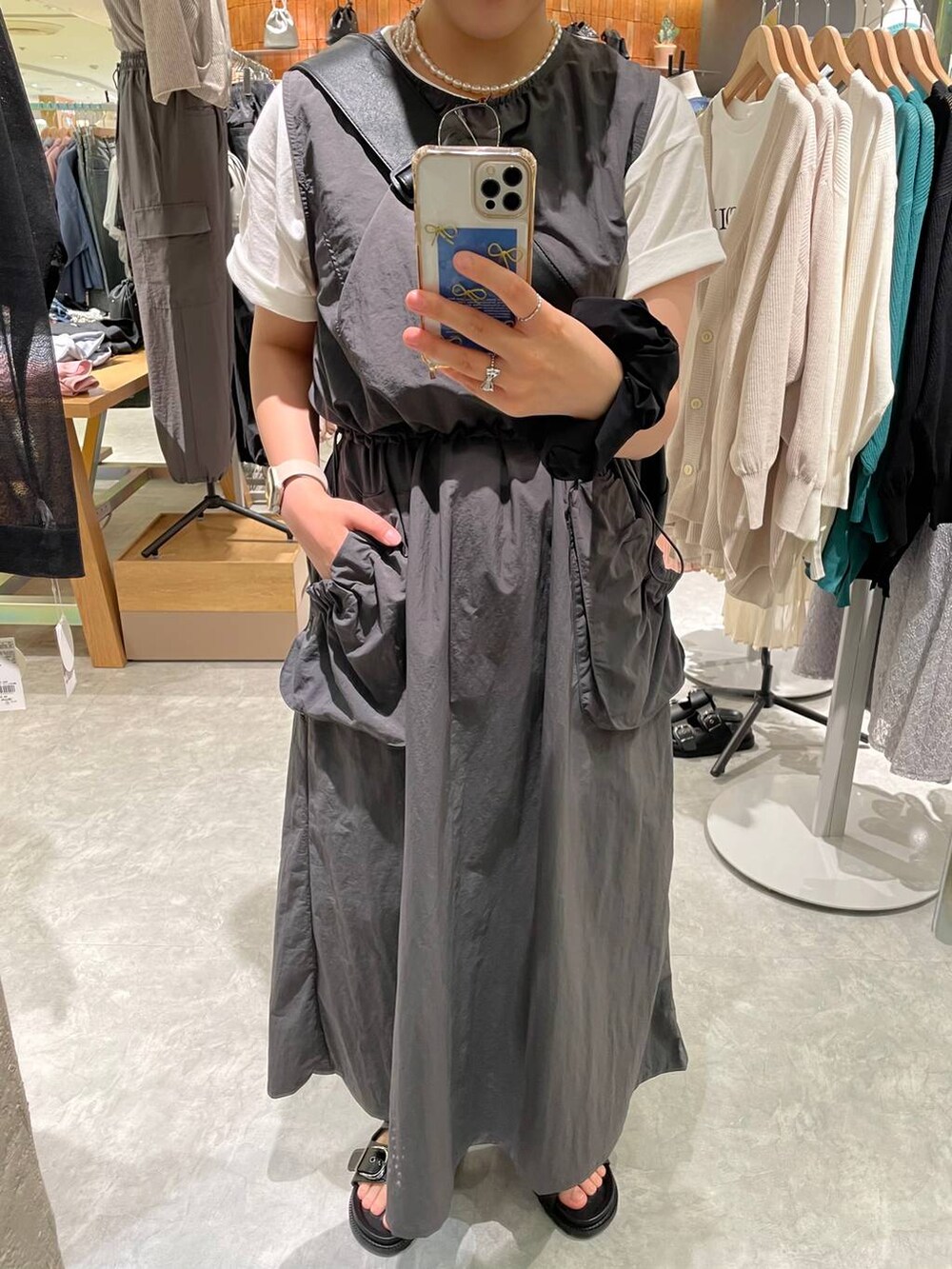 「LOWRYS FARM、着痩せ・細見え、Tシャツ、ワンピース、楽ちんコーデ、ローリーズスタイル_LOWRYS FARM、大人女子カジュアル_LOWRYS FARM、大人カジュアル、夏コーデ、スタッフヘア、サンダル、個性派、ヴィンテージ、カジュアル、春コーデ」|「LOWRYS FARMのポケツキドロストワンピースノースリーブ 113601(ワンピース、グレー系)」を使った、kureha さん(レディース・158cm)の夏コーディネートの8枚目の写真