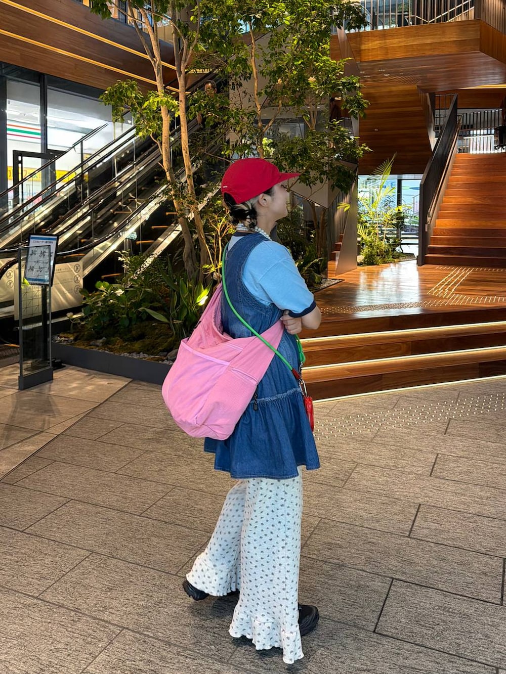 ピンク系のショルダーバッグ、グレー系のその他パンツ、ブルー系のTシャツ/カットソーを着用したレディースの夏コーディネートの4枚目の写真
