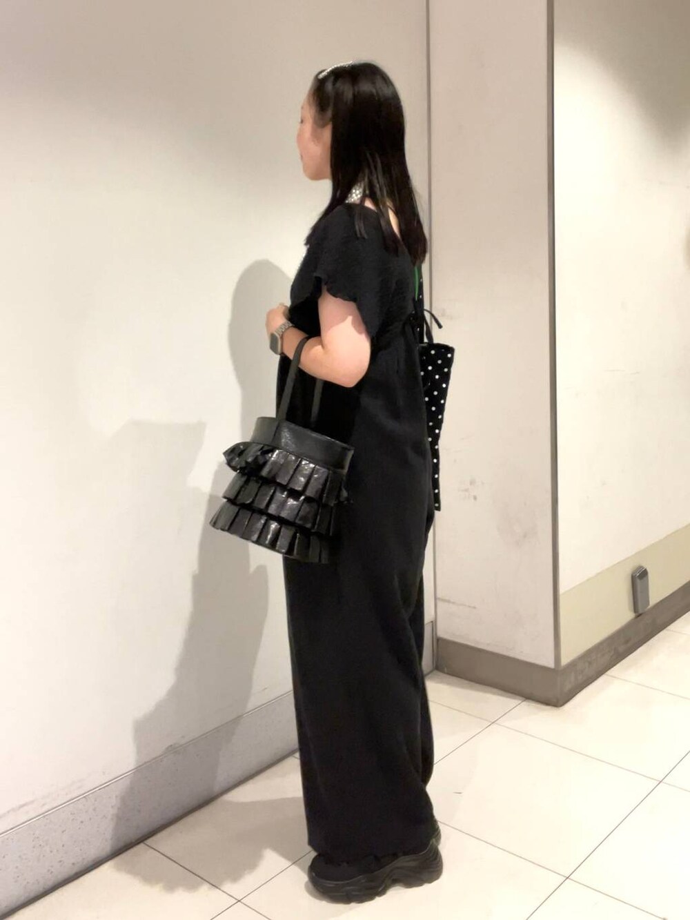 その他のトートバッグ、ブラック系のキャミソール、ブラック系のサロペット/オーバーオールを着用したレディースの夏コーディネートの2枚目の写真