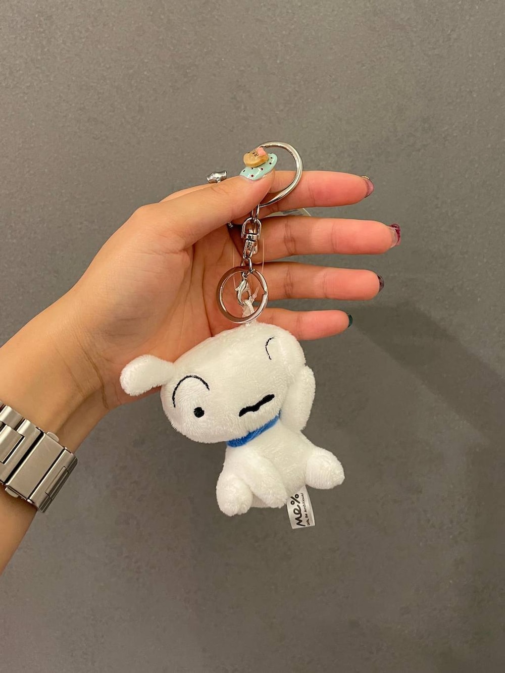 イエロー系のポーチ、ブルー系のキーホルダー、ホワイト系のキーホルダーを着用したレディースの夏コーディネートの2枚目の写真