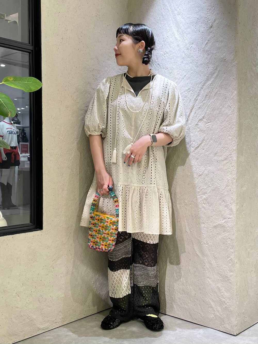 その他のその他パンツ、ブラック系のバレエシューズ、その他のハンドバッグを着用したレディースの夏コーディネートの3枚目の写真