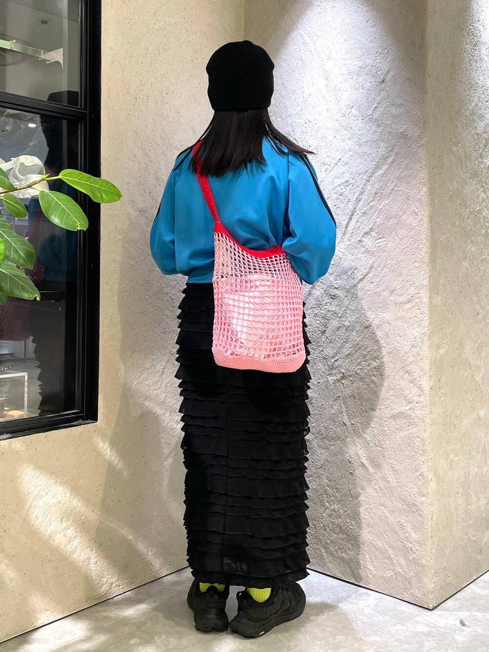 ピンク系のショルダーバッグ、ブルー系のTシャツ/カットソー、ブラック系のスカートを着用したレディースの春コーディネートの5枚目の写真