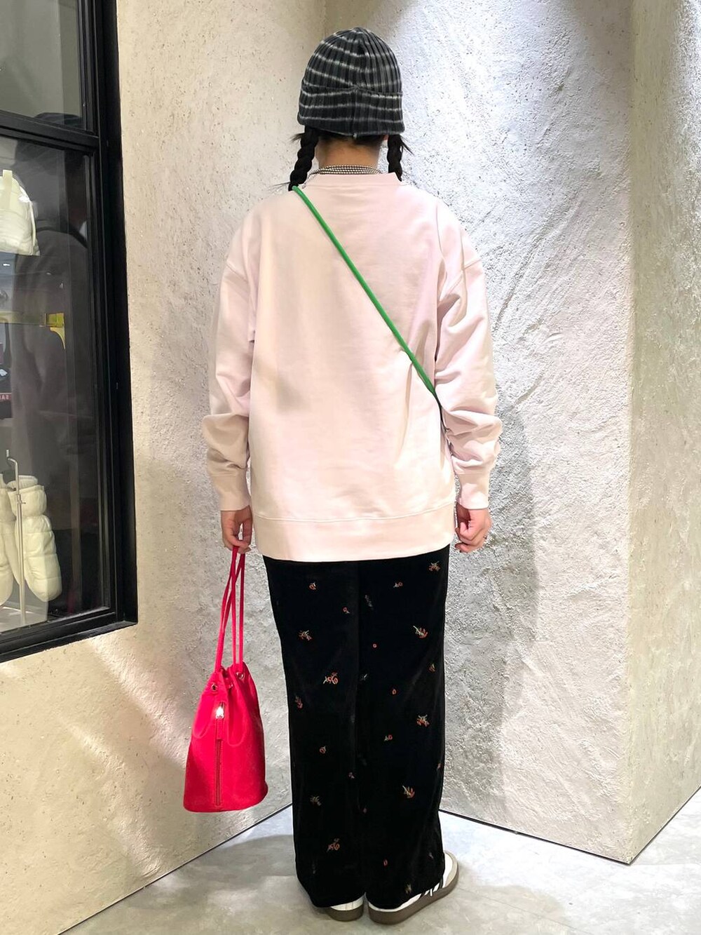 「個性派、ヴィンテージ、カジュアル、春コーデ、着痩せ、差し色コーデ、高見え、ラフ、ミリタリー、LOWRYS FARM、着痩せ・細見え、スウェット、スタッフヘア、アウター、春アウター」｜「adidasの【HEREIAM】adidas(アディダス)／SAMBA OG（スニーカー、ホワイト系）」を使った、kureha さん（レディース・158cm）の冬コーディネートの7枚目の写真