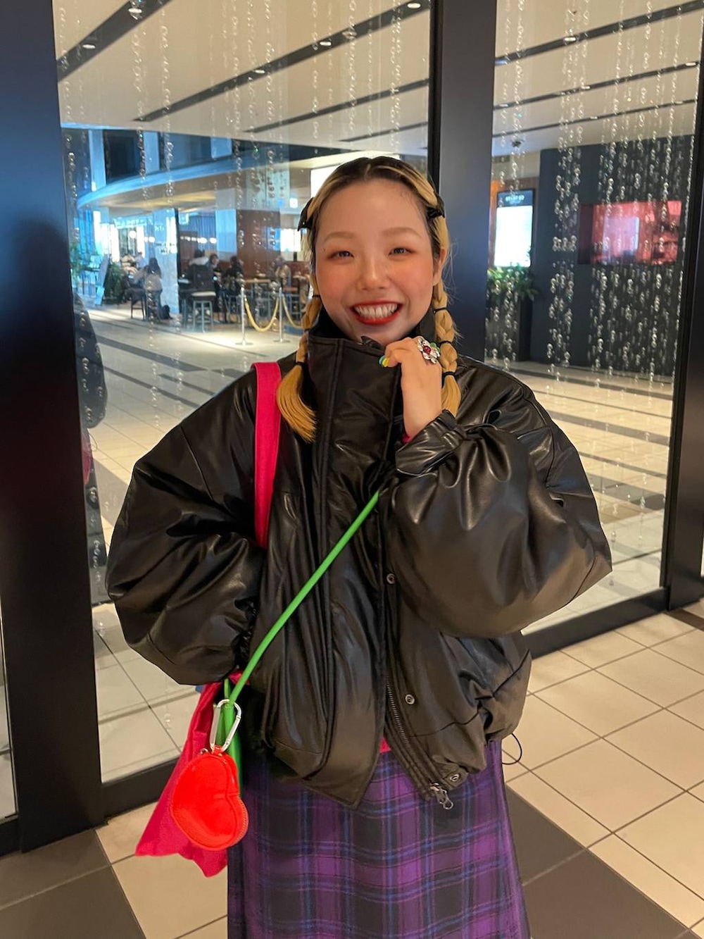 パープル系のスカート、ブラック系のブルゾン、シルバー系のリングを着用したレディースの秋コーディネートの3枚目の写真