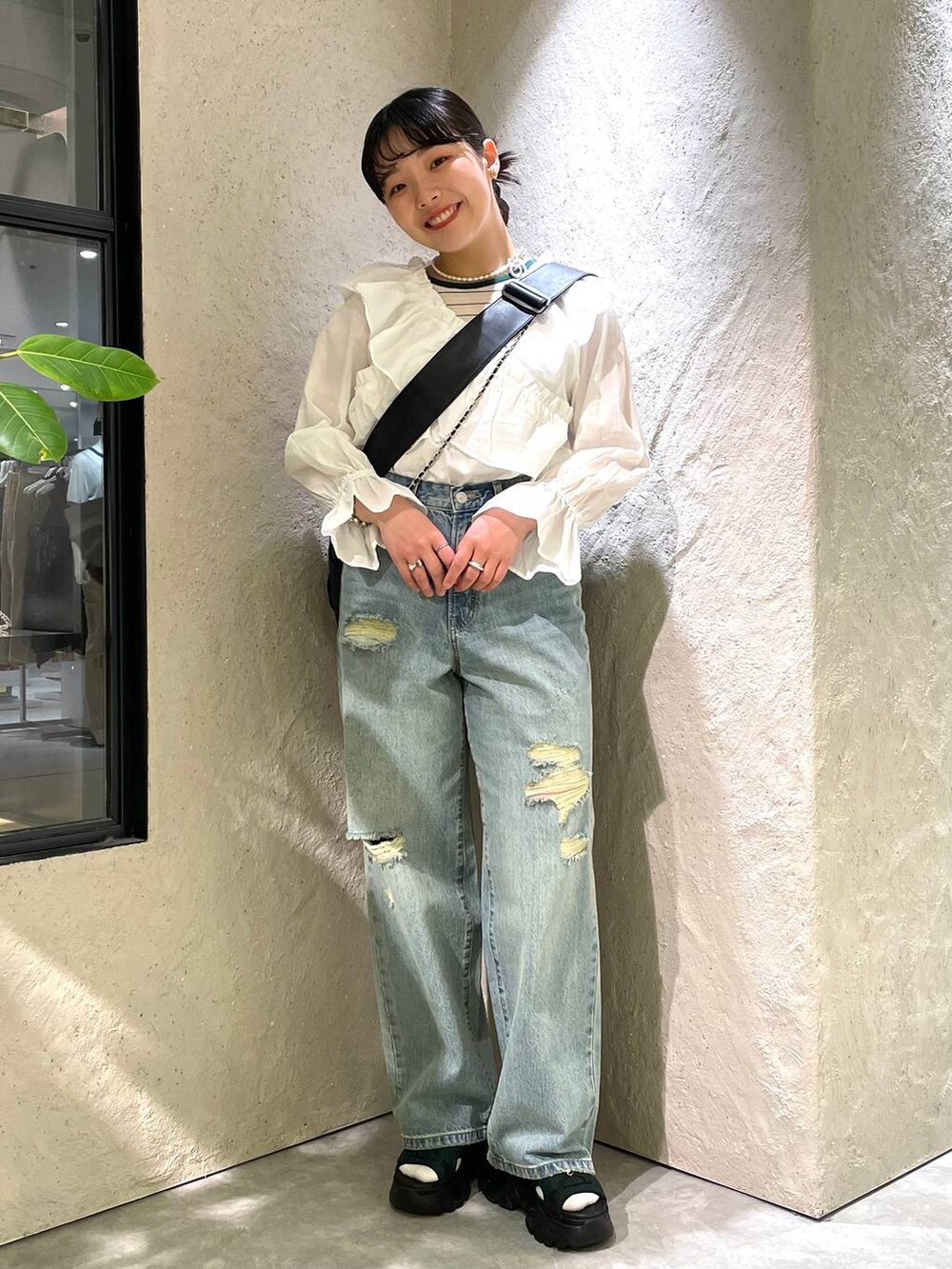 「個性派、ヴィンテージ、カジュアル、春コーデ、高見え、ラフ、ミリタリー、LOWRYS FARM、着痩せ・細見え、ブラウス、デニムパンツ、サンダル、ローリーズスタイル_LOWRYS FARM、大人女子カジュアル_LOWRYS FARM、春服みてみて」|「LOWRYS FARMのレースアップスポサン 104934(サンダル、ブラック系)」を使った、kureha さん(レディース・158cm)の春コーディネートの2枚目の写真
