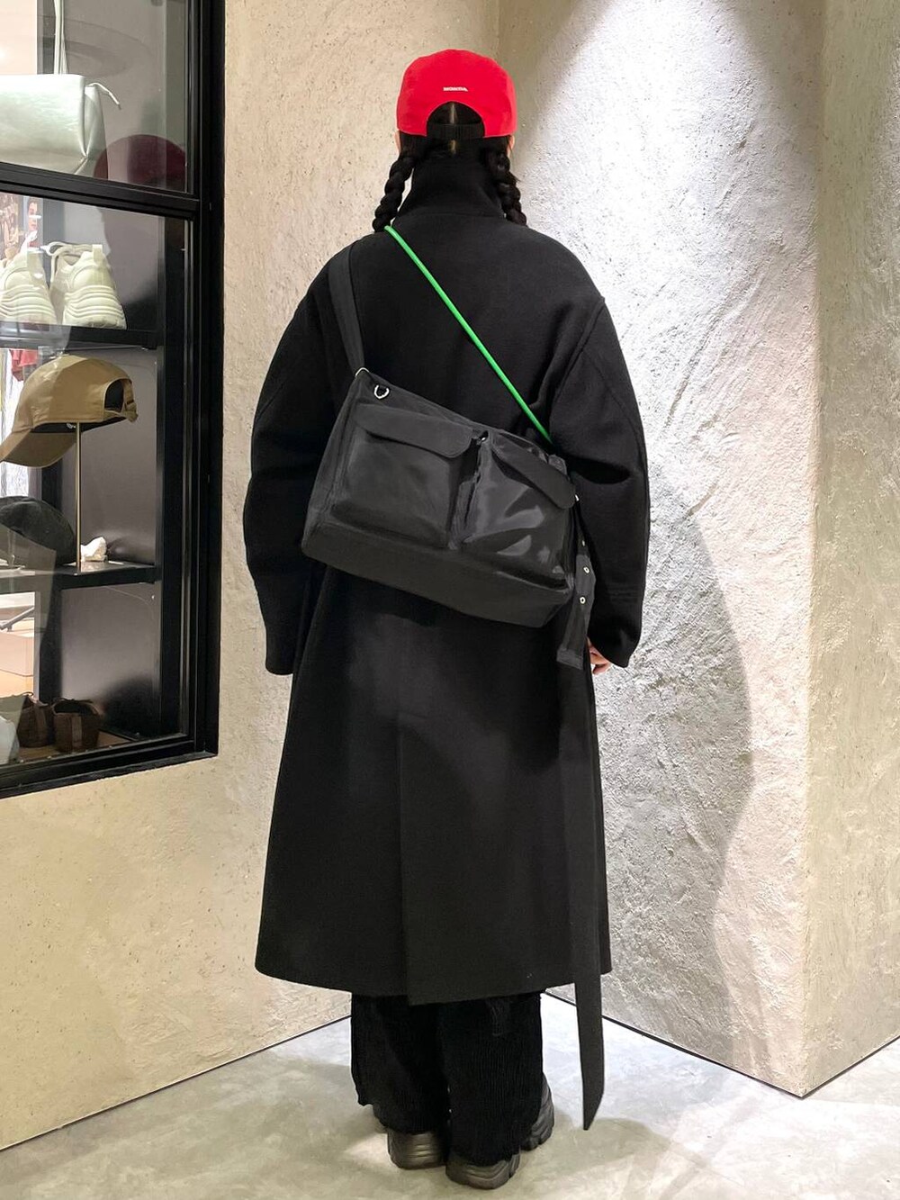 「個性派、ヴィンテージ、カジュアル、春コーデ、着痩せ、差し色コーデ、高見え、ラフ、ミリタリー、LOWRYS FARM、着痩せ・細見え、コート、アウター、冬コーデ、冬アウター」|「LOWRYS FARMのウールライクスタンドコート 116473(ステンカラーコート、ブラック系)」を使った、kureha さん(レディース・158cm)の秋コーディネートの3枚目の写真