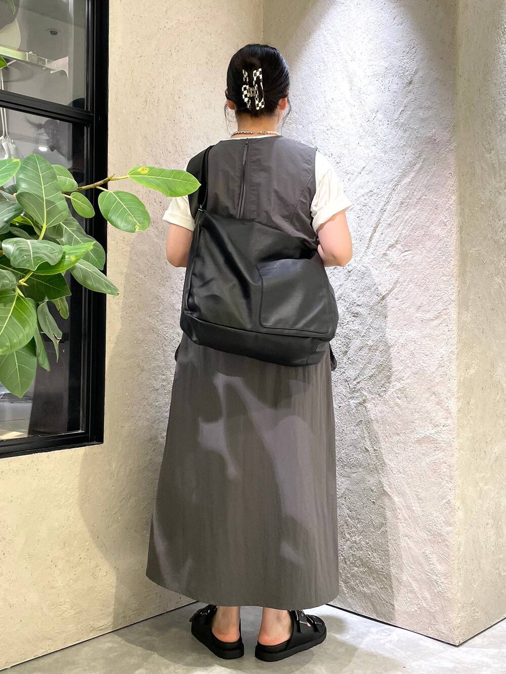 「LOWRYS FARM、着痩せ・細見え、Tシャツ、ワンピース、楽ちんコーデ、ローリーズスタイル_LOWRYS FARM、大人女子カジュアル_LOWRYS FARM、大人カジュアル、夏コーデ、スタッフヘア、サンダル、個性派、ヴィンテージ、カジュアル、春コーデ」|「LOWRYS FARMのポケツキドロストワンピースノースリーブ 113601(ワンピース、グレー系)」を使った、kureha さん(レディース・158cm)の夏コーディネートの4枚目の写真