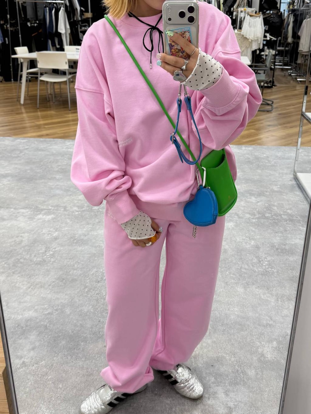 ピンク系のスウェットパンツ、ピンク系のスウェット、シルバー系のリングを着用したレディースの春コーディネートの3枚目の写真