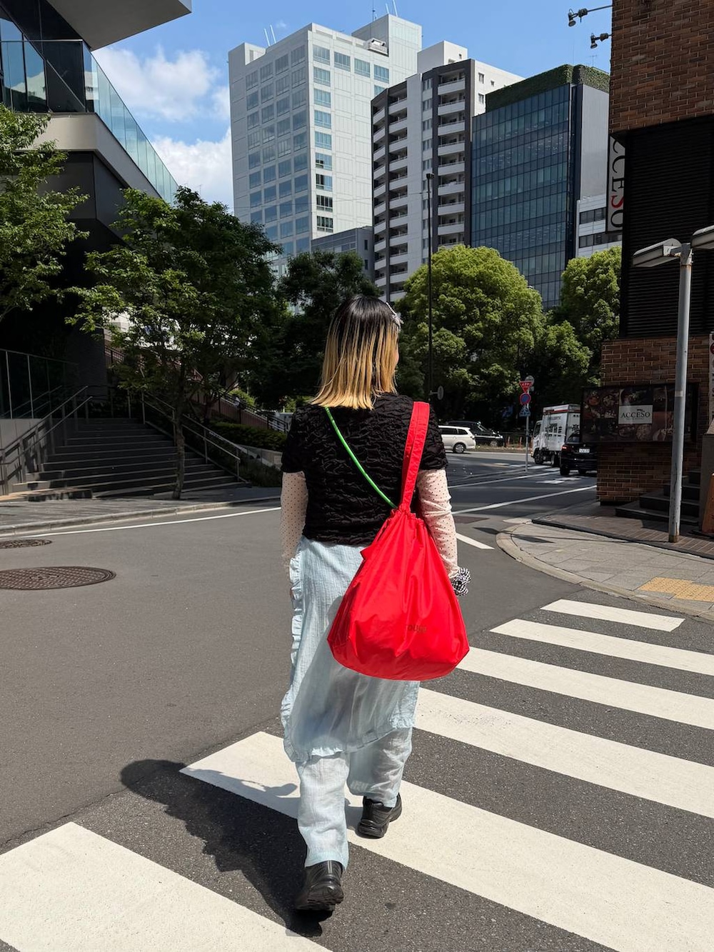ホワイト系のTシャツ/カットソー、レッド系のショルダーバッグ、ブルー系のその他パンツを着用したレディースの春コーディネートの5枚目の写真