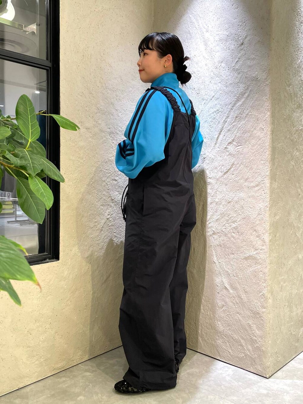 ブラック系のショルダーバッグ、ブルー系のサロペット/オーバーオール、ブルー系のTシャツ/カットソーを着用したレディースの春コーディネートの5枚目の写真