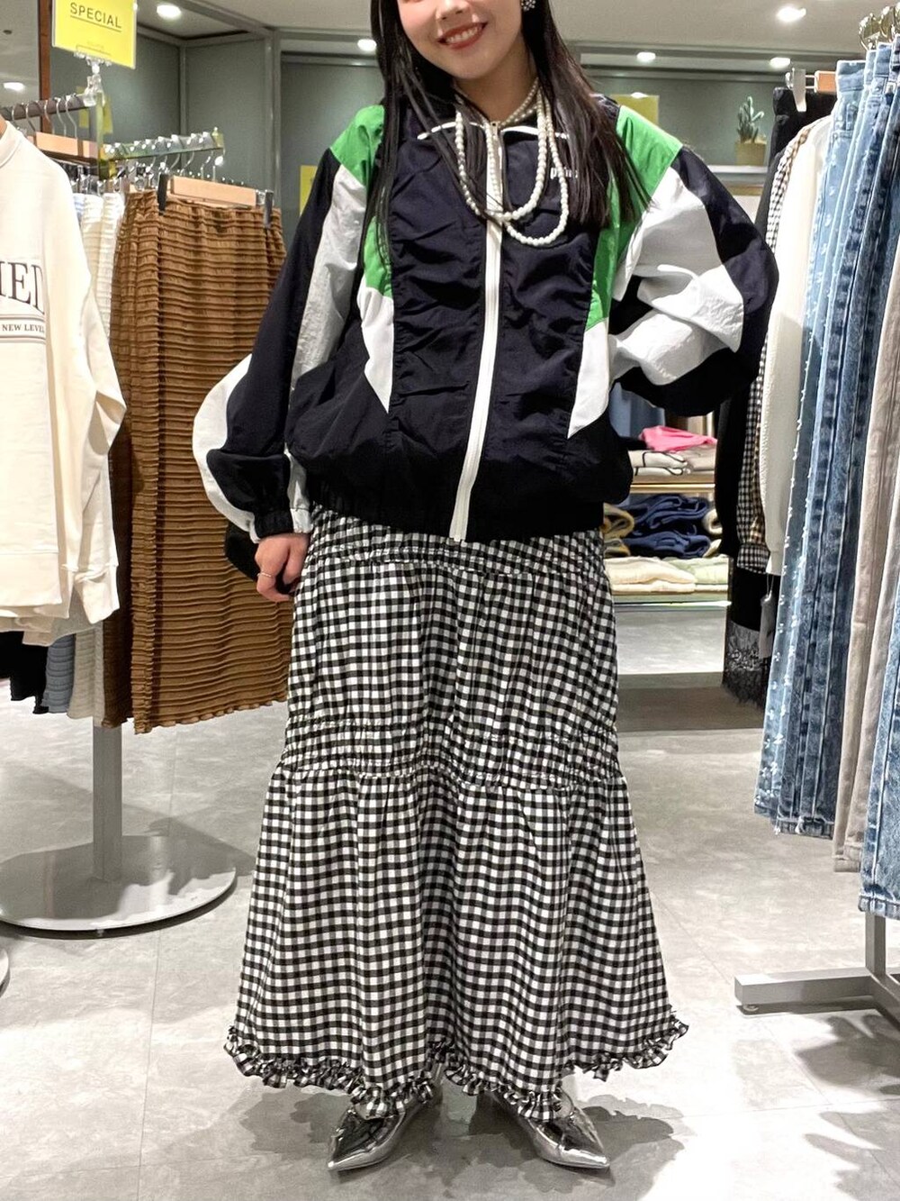 シルバー系のパンプス、ブルー系のブルゾン、ブラック系のバックパック/リュックを着用したレディースの春コーディネートの6枚目の写真