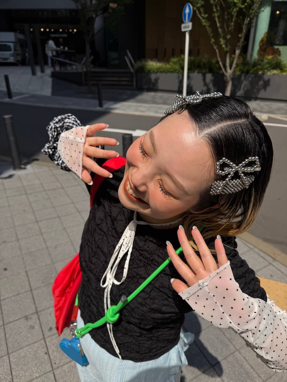 ホワイト系のTシャツ/カットソー、レッド系のショルダーバッグ、ブルー系のその他パンツを着用したレディースの春コーディネートの10枚目の写真