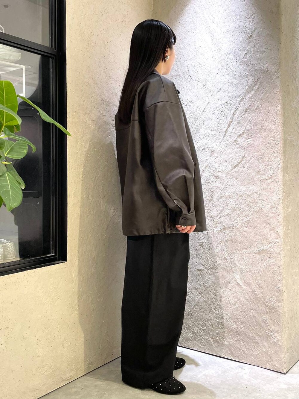 ブラウン系のブルゾン、ブラック系のバレエシューズ、ブラック系のボストンバッグを着用したレディースの秋コーディネートの6枚目の写真