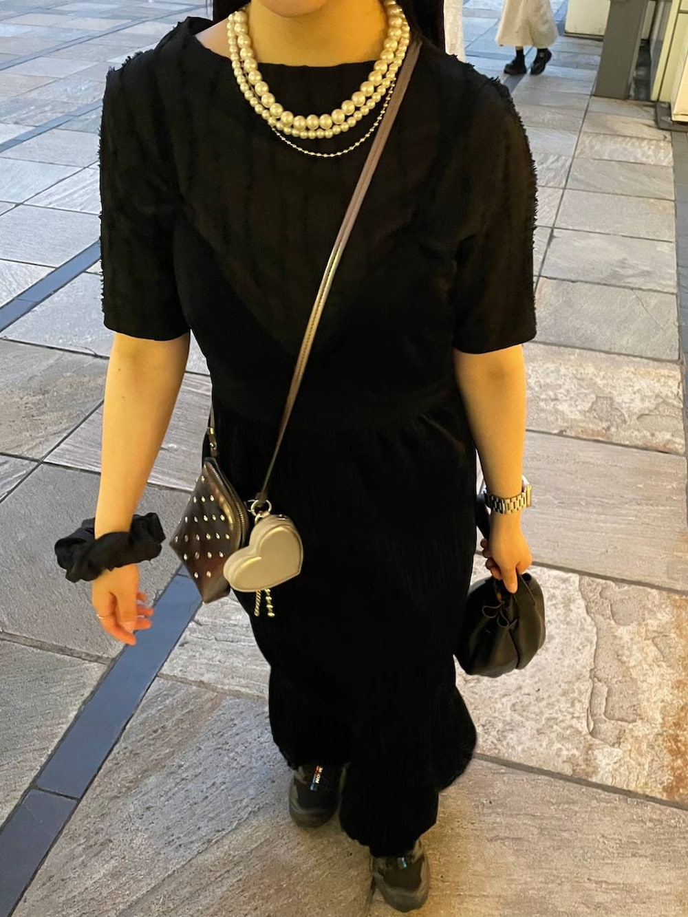 「個性派、ヴィンテージ、カジュアル、春コーデ、着痩せ、差し色コーデ、高見え、ラフ、ミリタリー、LOWRYS FARM、着痩せ・細見え」｜「Me%の【ストラップシート付き】ハートポーチハンドルストラップ 211941（スマホグッズ、シルバー系）」を使った、kureha さん（レディース・158cm）の春コーディネートの3枚目の写真