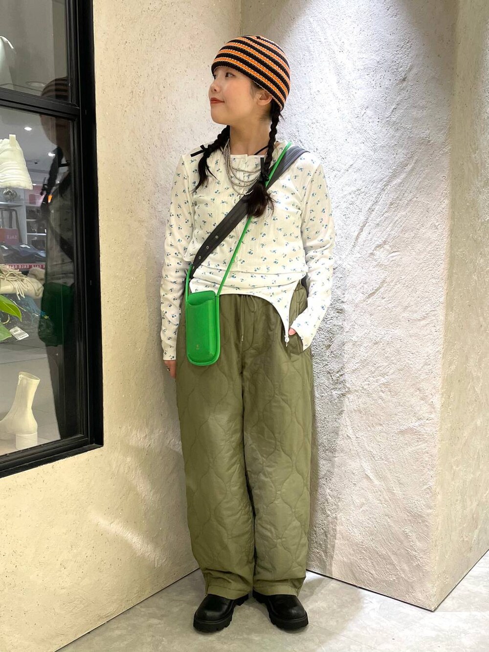 グリーン系のその他パンツ、ブラック系のキャミソール、ブラック系のブーツを着用したレディースの冬コーディネートの3枚目の写真