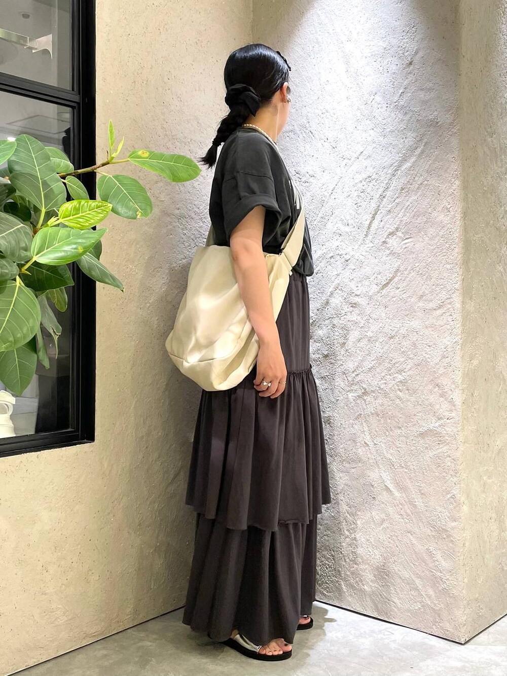 グレー系のTシャツ/カットソー、ホワイト系のボディバッグ/ウエストポーチ、シルバー系のサンダルを着用したレディースの夏コーディネートの4枚目の写真