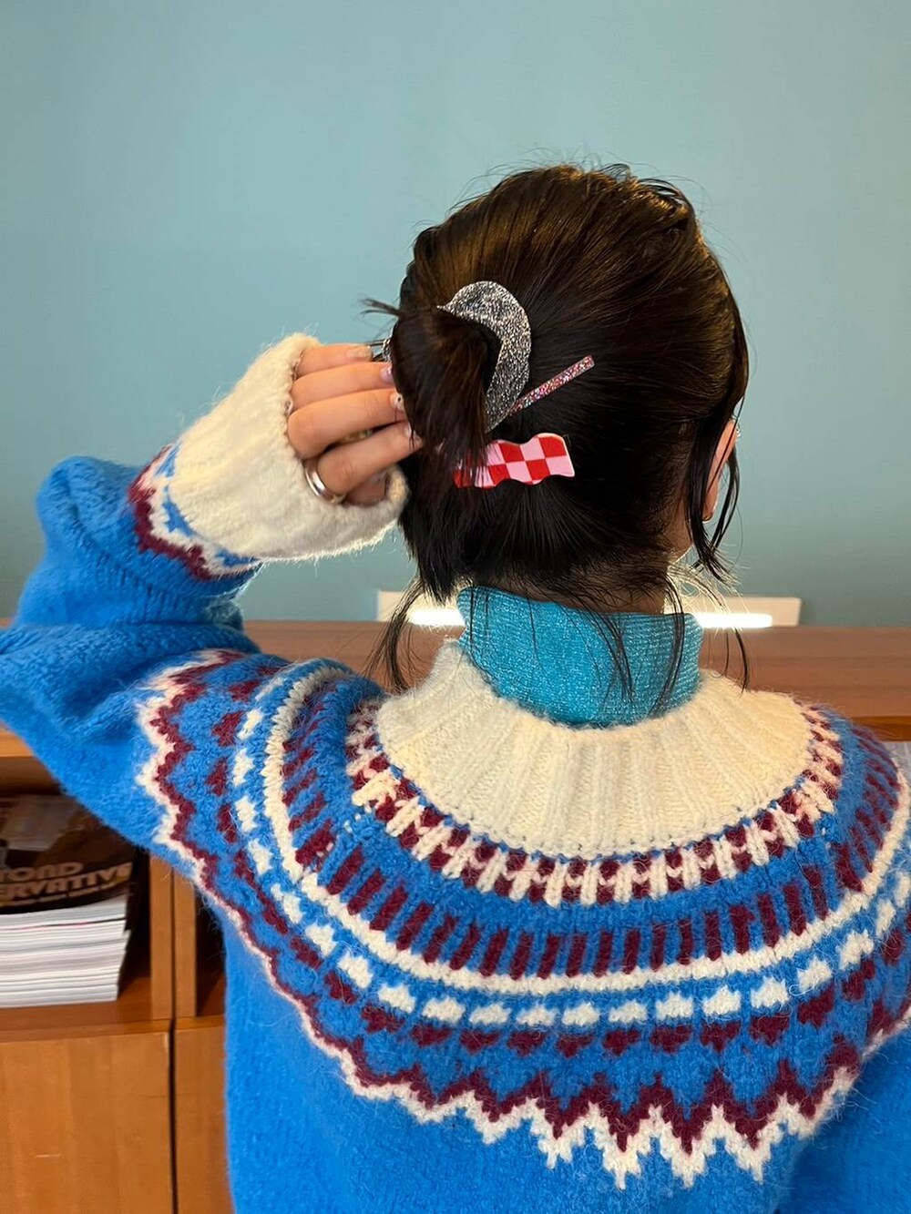 ホワイト系のスカート、シルバー系のショルダーバッグ、ブルー系のTシャツ/カットソーを着用したレディースの秋コーディネートの6枚目の写真