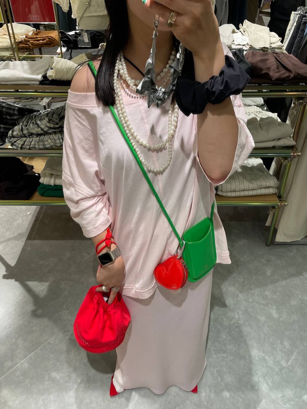 レッド系のサンダル、ブラック系のキャミソール、ピンク系のスカートを着用したレディースの夏コーディネートの8枚目の写真