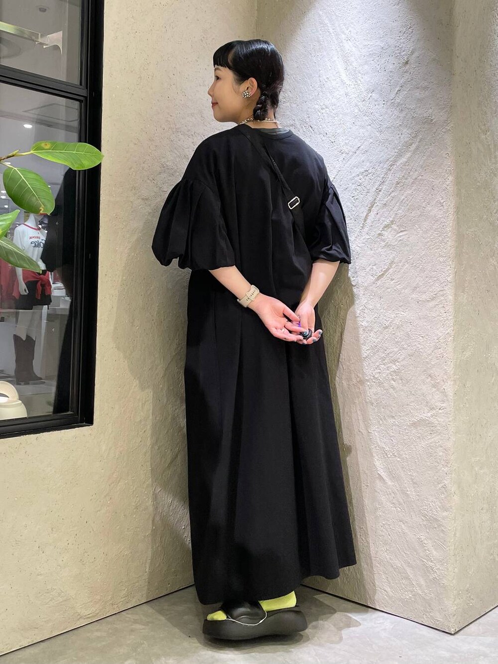 ブラック系のサンダル、ブラック系のワンピース、ブラック系のショルダーバッグを着用したレディースの夏コーディネートの4枚目の写真