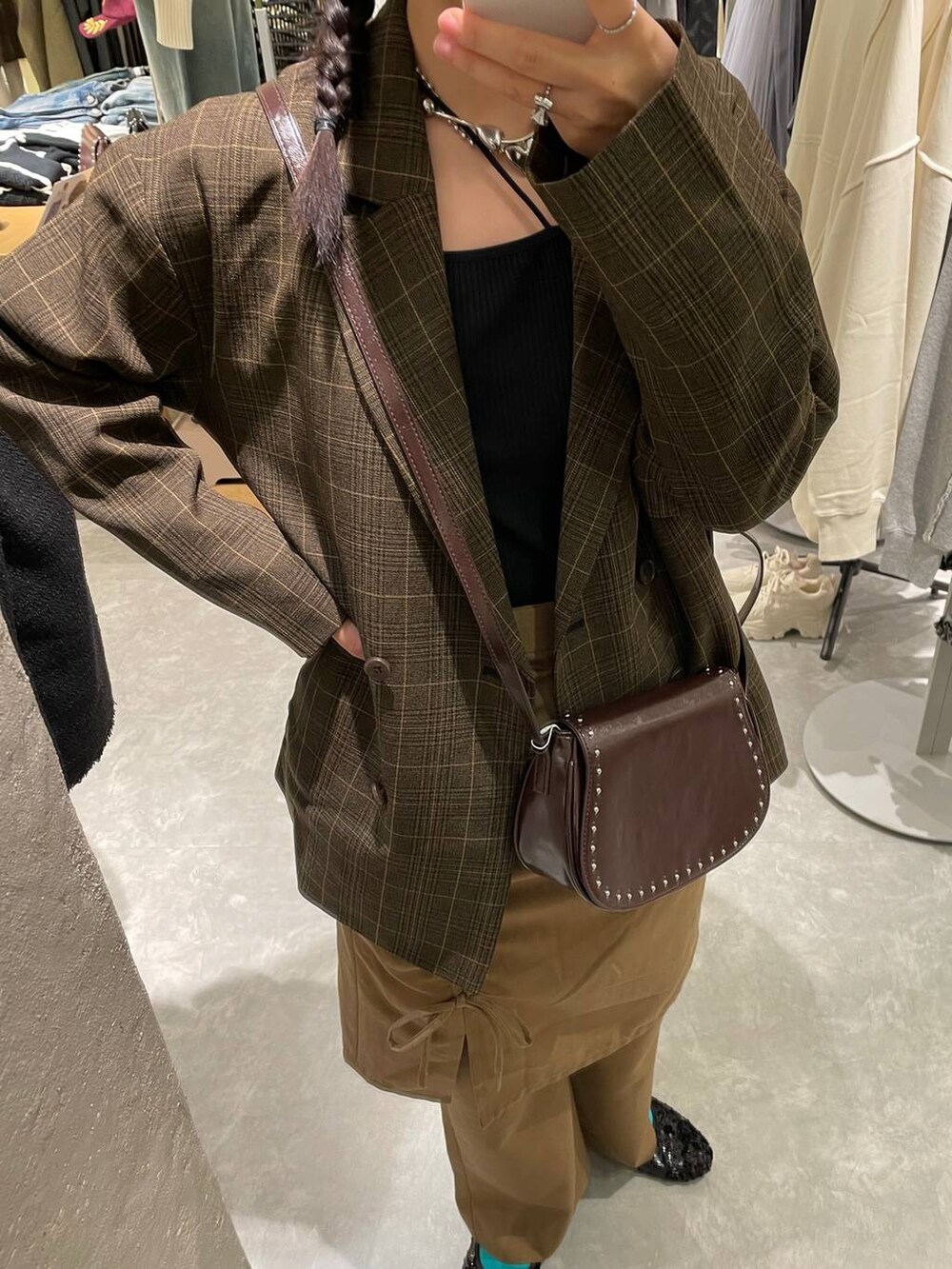 その他のテーラードジャケット、ブラウン系のショルダーバッグ、ブラウン系のその他パンツを着用したレディースの秋コーディネートの8枚目の写真