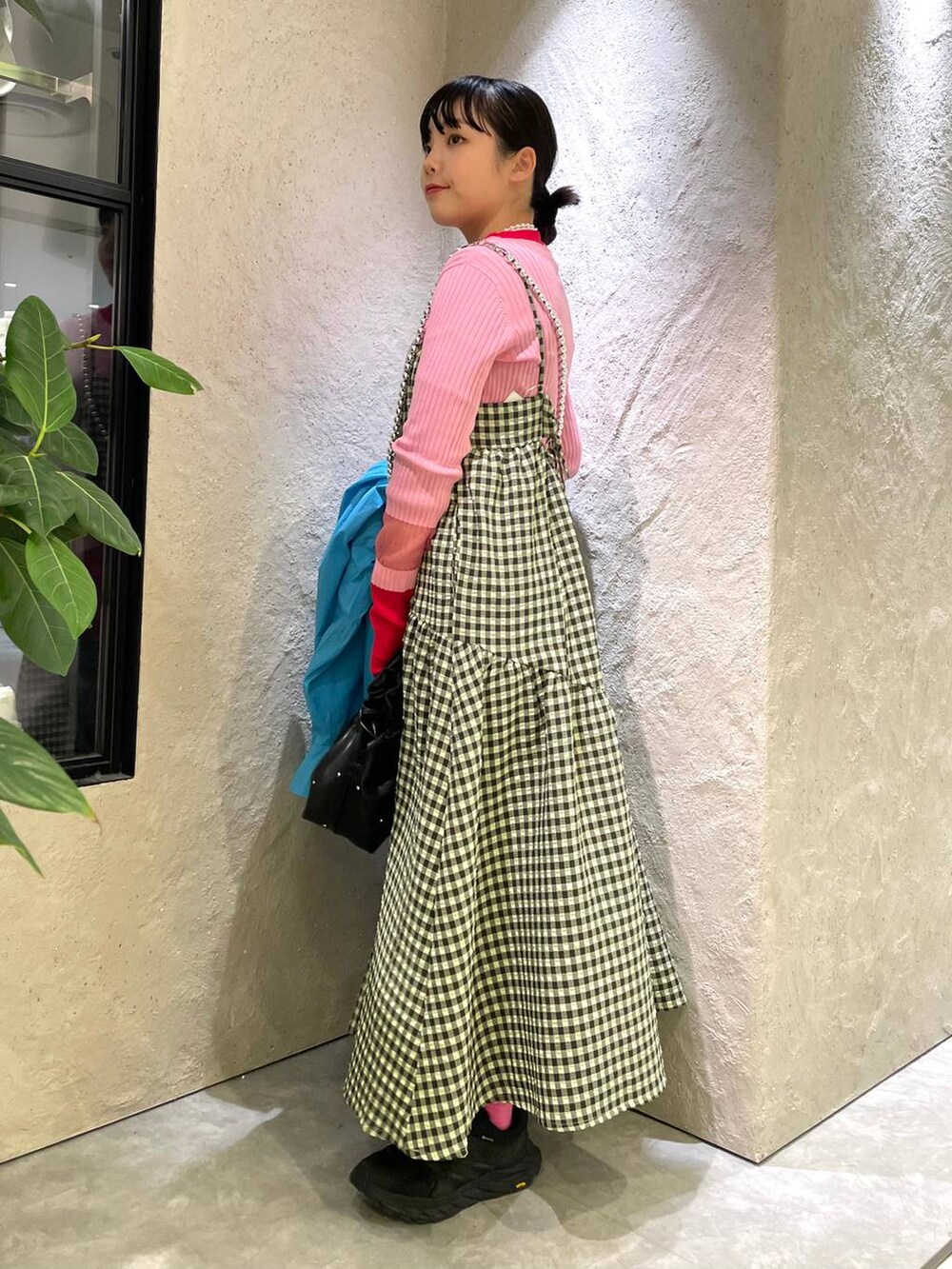 ブラック系のハンドバッグ、グリーン系のワンピース、ブルー系のブルゾンを着用したレディースの春コーディネートの7枚目の写真