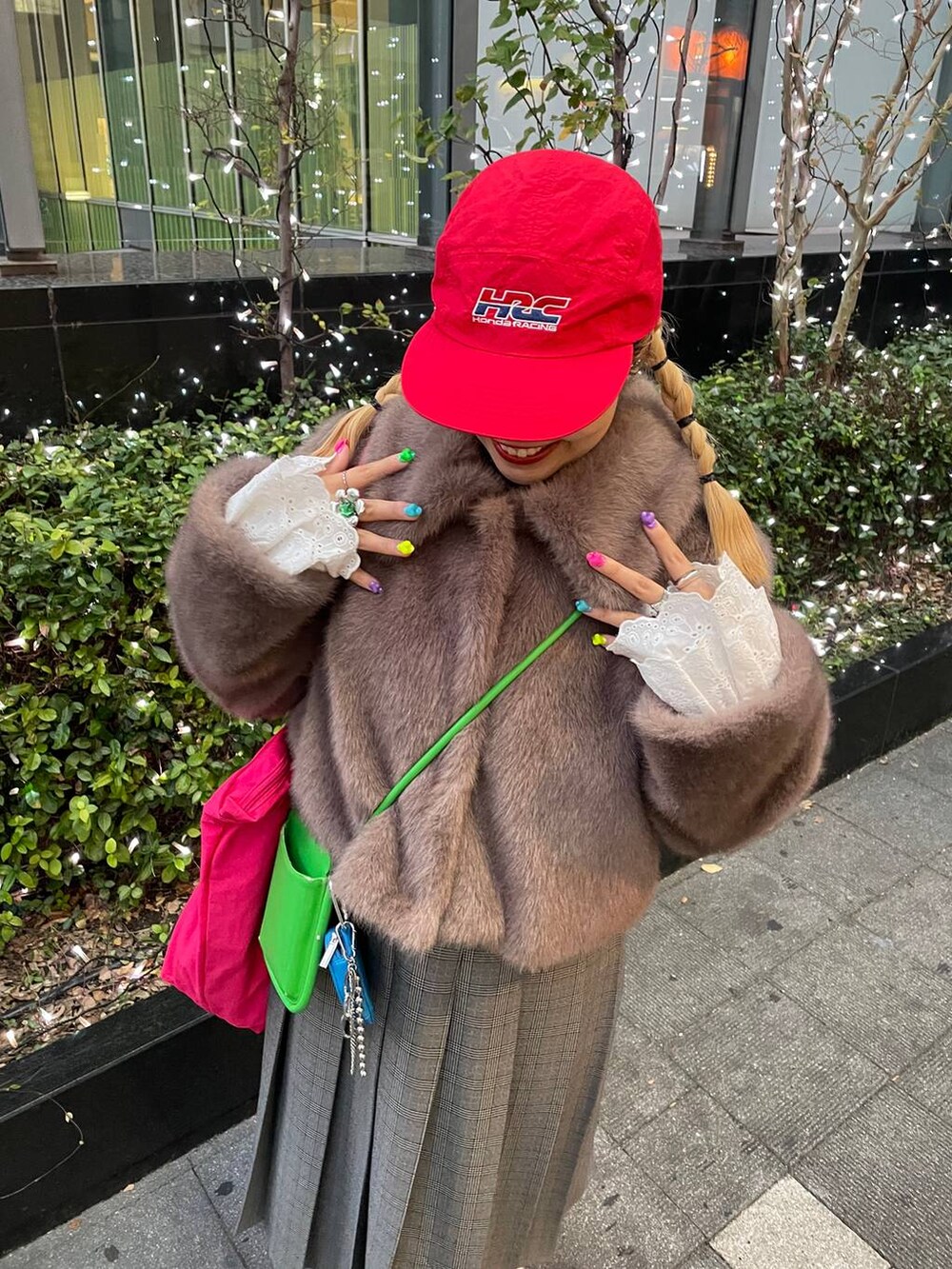 グレー系のスカート、ホワイト系のTシャツ/カットソー、ベージュ系のその他アウターを着用したレディースの秋コーディネートの6枚目の写真