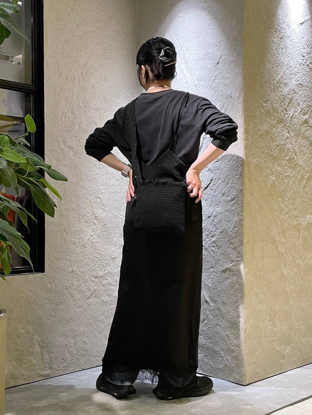 ブルー系のデニムパンツ、グレー系のTシャツ/カットソー、ブラック系のワンピースを着用したレディースの秋コーディネートの4枚目の写真