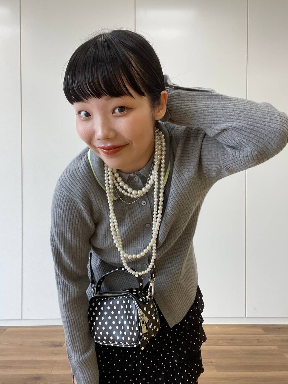 グレー系のカーディガン/ボレロ、その他のショルダーバッグ、ベージュ系のネックレスを着用したレディースの夏コーディネートの6枚目の写真