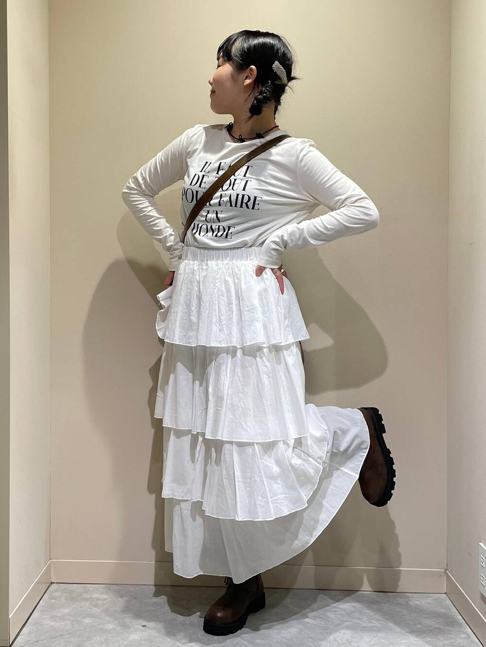 グリーン系のその他アウター、ブラウン系のブーツ、ホワイト系のスカートを着用したレディースの秋コーディネートの5枚目の写真