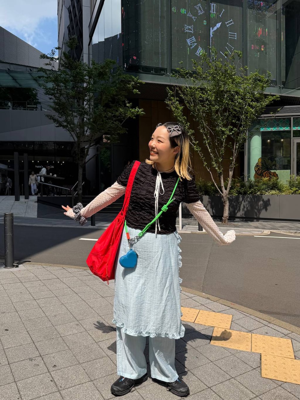 ホワイト系のTシャツ/カットソー、レッド系のショルダーバッグ、ブルー系のその他パンツを着用したレディースの春コーディネートの3枚目の写真