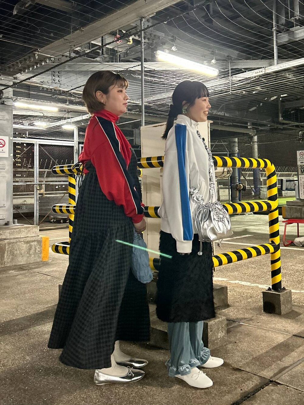 ブラック系のワンピース、ブルー系のその他パンツ、シルバー系のショルダーバッグを着用したレディースの冬コーディネートの5枚目の写真