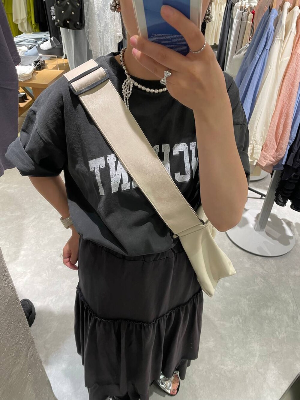 グレー系のTシャツ/カットソー、ホワイト系のボディバッグ/ウエストポーチ、シルバー系のサンダルを着用したレディースの夏コーディネートの5枚目の写真