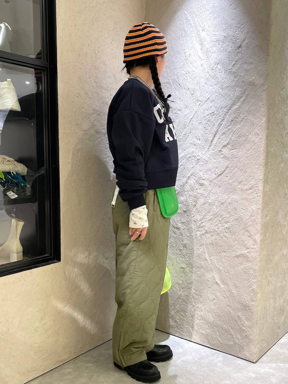 グリーン系のその他パンツ、ブラック系のブーツ、イエロー系のショルダーバッグを着用したレディースの冬コーディネートの5枚目の写真